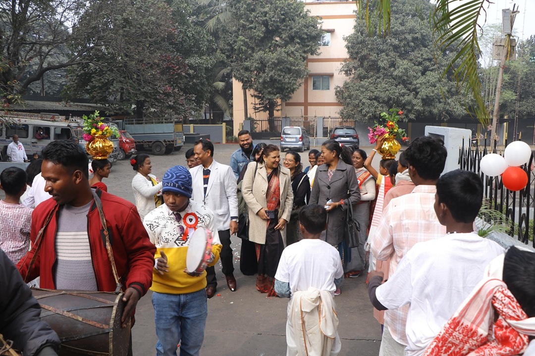 A little pre-Christmas gathering, a lot of joy. Solm celebrating together